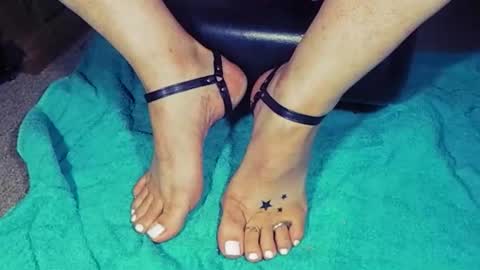 nikisissyfeet online show from January 19, 2:26 am