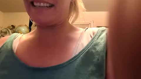 nikki32313 online show from April 17, 9:23 am