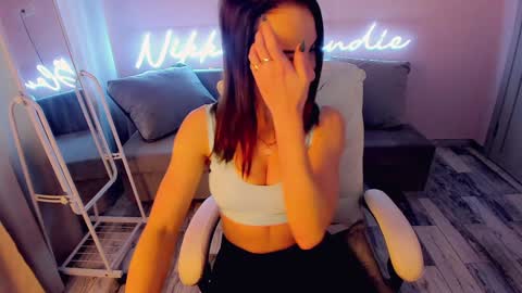 nikki_blondiee online show from January 3, 7:16 am