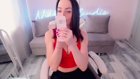 nikki_blondiee online show from January 24, 4:37 am