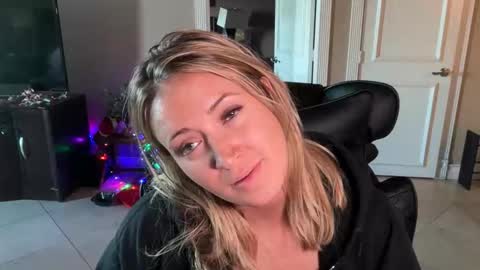 NikkiCums online show from December 18, 12:06 am