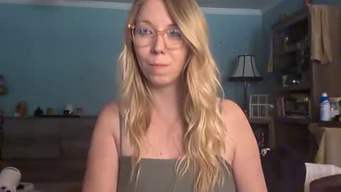 nikkib653466 online show from May 8, 10:37 pm