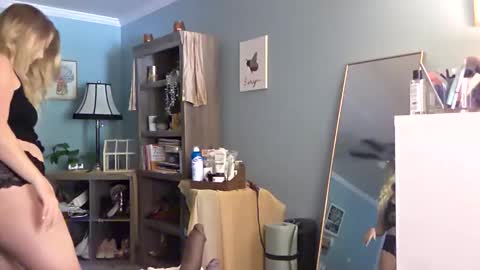nikkib653466 online show from May 11, 6:27 pm