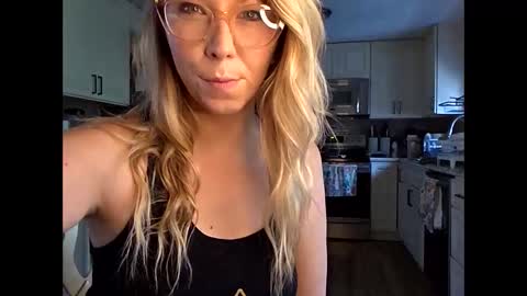 nikkib653466 online show from May 21, 5:09 pm