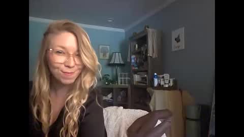 nikkib653466 online show from May 27, 6:27 pm