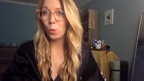 nikkib653466 online show from July 10, 6:10 pm