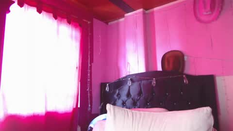 Snapshot of nikkirous_ chatting on April 11, 6:12 pm Nikkirous online show from April 11, 6:12 pm