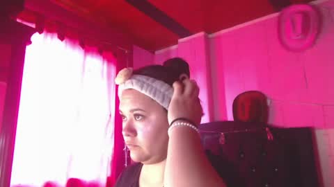 Snapshot of nikkirous_ chatting on May 1, 3:38 pm Nikkirous online show from May 1, 3:38 pm