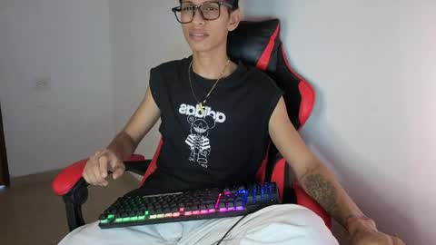 niklaus_wolf online show from April 17, 7:06 pm