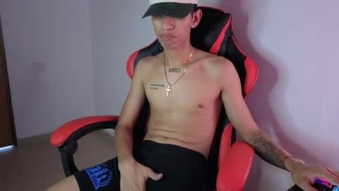 niklaus_wolf online show from April 21, 6:55 pm