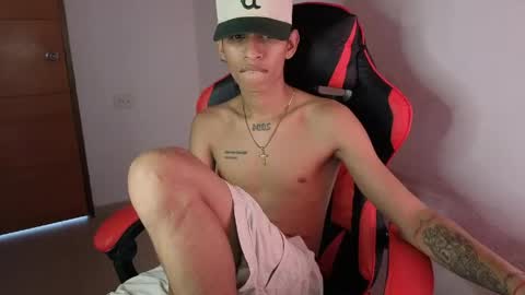 niklaus_wolf online show from April 22, 6:53 pm