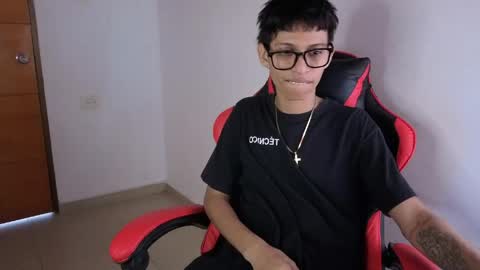 niklaus_wolf online show from April 23, 4:09 pm