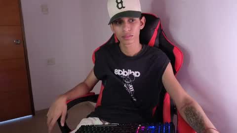 niklaus_wolf online show from April 24, 8:33 pm