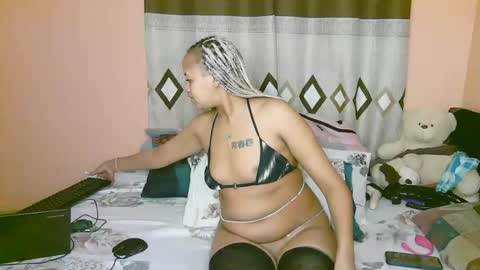 Snapshot of nimo_blue chatting on November 20, 12:22 am nimo_blue online show from November 20, 12:22 am