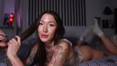 ninasuzuki online show from February 13, 9:38 am