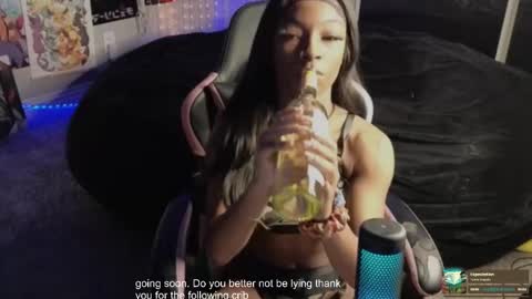 Snapshot of niviawolfe chatting on December 3, 2:52 am NIVIA WOLFE online show from December 3, 2:52 am