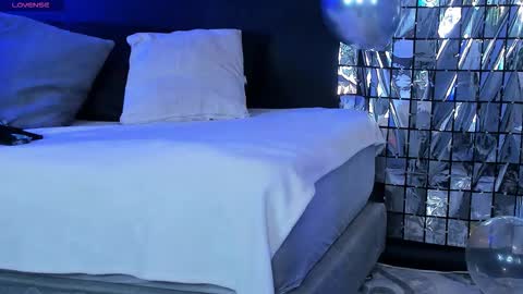 Snapshot of noah25_ chatting on November 18, 3:45 am Noah online show from November 18, 3:45 am