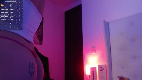 Snapshot of noah_and_kim69 chatting on November 28, 3:31 am Zoe online show from November 28, 3:31 am