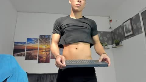 Snapshot of noah_flynn1 chatting on April 30, 8:20 am noah_flynn1 online show from April 30, 8:20 am
