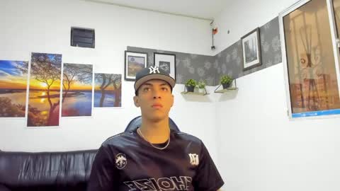 Snapshot of noah_flynn1 chatting on May 4, 11:39 am noah_flynn1 online show from May 4, 11:39 am