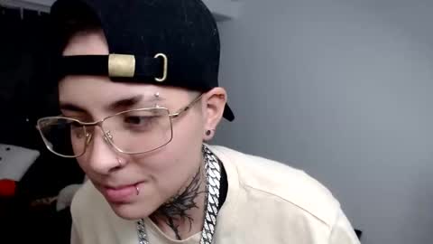 noah hehim    online show from December 6, 2:13 am