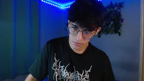 Snapshot of noah_millerx_ chatting on April 9, 5:18 am noah online show from April 9, 5:18 am