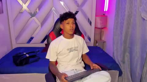 Snapshot of noah_smith77 chatting on February 26, 11:37 pm NOAH SMITH online show from February 26, 11:37 pm