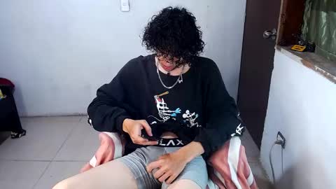 Snapshot of noah_sokolov_ chatting on May 25, 8:26 pm Kervs online show from May 25, 8:26 pm