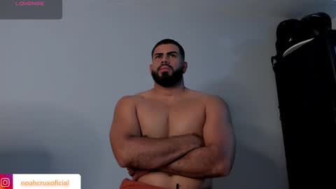 Snapshot of noahcrux chatting on November 1, 7:38 pm Noah online show from November 1, 7:38 pm