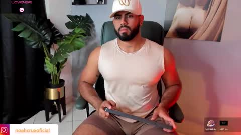 Snapshot of noahcrux chatting on December 4, 9:12 pm Noah online show from December 4, 9:12 pm