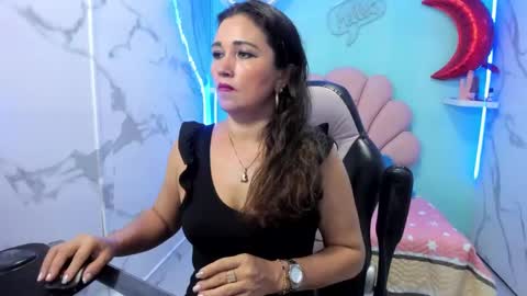 Snapshot of noelia_milfs chatting on October 15, 2:44 am noelia_milfs online show from October 15, 2:44 am