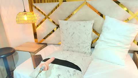 NOELLE online show from January 17, 7:50 pm