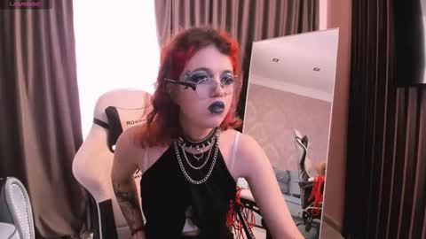 Snapshot of noellegothicshadow chatting on September 27, 10:37 pm Elly online show from September 27, 10:37 pm