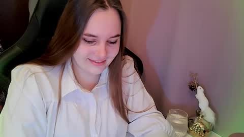 noir_ember_ online show from January 10, 8:16 am