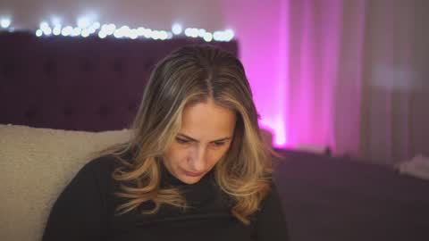 Snapshot of notamericanpie23 chatting on December 10, 6:11 am Tina online show from December 10, 6:11 am