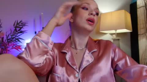 Snapshot of novahollis chatting on March 31, 6:47 am NovaX online show from March 31, 6:47 am