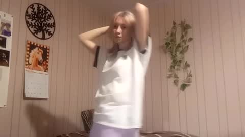 Sari  It is my first day  online show from March 4, 3:40 pm