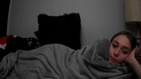 nrdyemogrl online show from December 18, 5:59 am