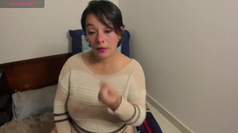 Snapshot of nuit_rose chatting on February 19, 12:57 am nuit_rose online show from February 19, 12:57 am