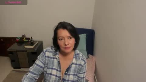 Snapshot of nuit_rose chatting on October 11, 2:33 am nuit_rose online show from October 11, 2:33 am