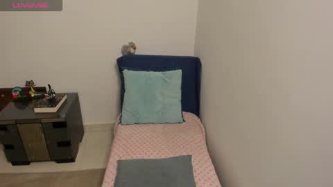 Snapshot of nuit_rose chatting on October 15, 2:33 am nuit_rose online show from October 15, 2:33 am