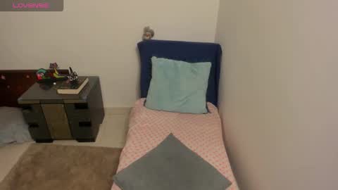 Snapshot of nuit_rose chatting on October 19, 2:12 am nuit_rose online show from October 19, 2:12 am