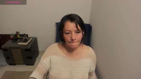 Snapshot of nuit_rose chatting on October 22, 2:23 am nuit_rose online show from October 22, 2:23 am