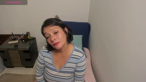 Snapshot of nuit_rose chatting on December 5, 2:42 am nuit_rose online show from December 5, 2:42 am