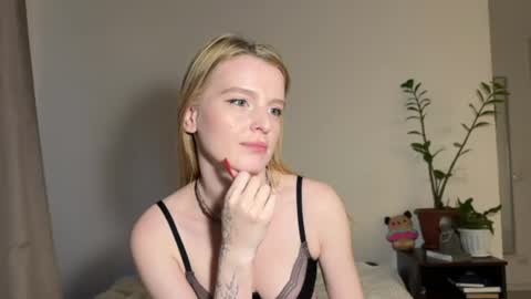 Snapshot of nura_foxx chatting on June 14, 2:24 am nura_foxx online show from June 14, 2:24 am