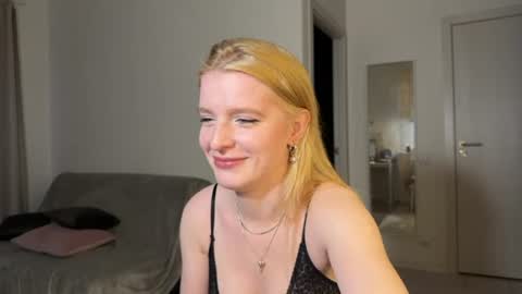Snapshot of nura_foxx chatting on June 28, 12:38 am nura_foxx online show from June 28, 12:38 am
