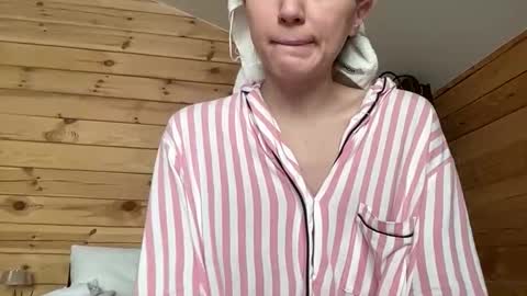 Snapshot of nursedoll chatting on November 13, 5:17 am Ema online show from November 13, 5:17 am