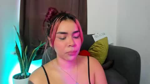 Nia online show from November 15, 10:15 pm