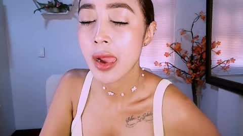 Nycole online show from December 17, 5:30 pm