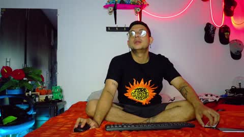 Snapshot of nymphobuddies chatting on January 20, 6:21 am David and Steven Independents online show from January 20, 6:21 am